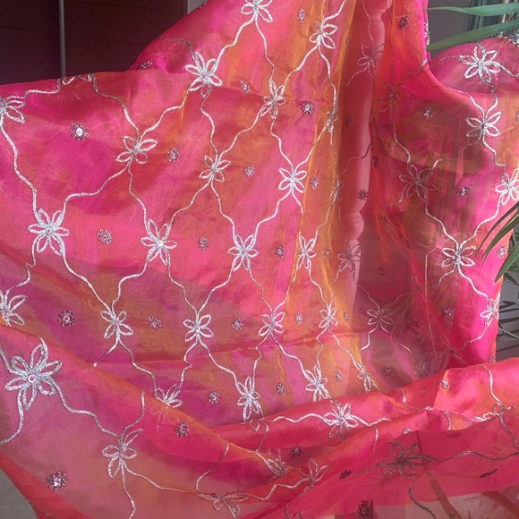 ENSEMBLE LEHENGA: Vibrant. Stands out. Choli 32-34. STUNNING DUPATTA! - Picture 5 of 17